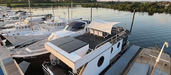 Stylish vacation apartment/holiday home on a houseboat/yacht near Roermond (NL)