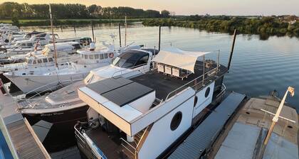 Stylish vacation apartment/holiday home on a houseboat/yacht near Roermond (NL)