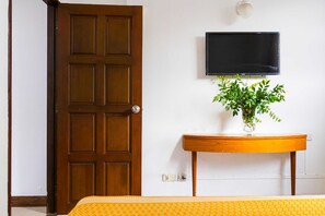 1 bedroom, desk, bed sheets - Spacious Boutique Suite | Comfort at Howard (Bangkok)