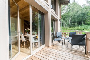 Outdoor dining - Spacious Megeve Chalet for 8 Guests (Praz-sur-Arly)