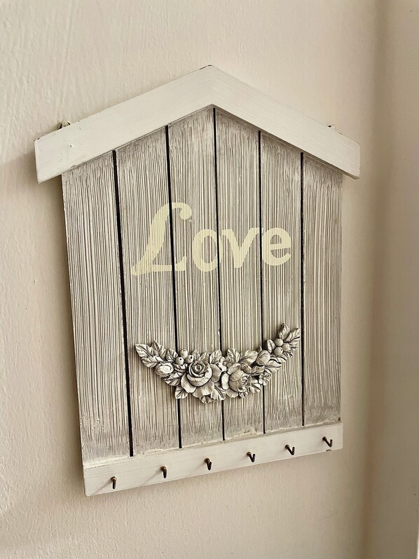A rustic wooden wall hanging with the word "Love" and a floral wreath. - Mistral's House - Apartment in the heart of Alghero (Alghero)