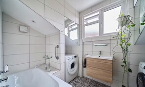 Douche, serviettes fournies, savon, papier toilette