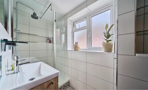 Dusche, Handtücher, Seife, Toilettenpapier