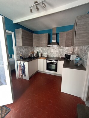 Mikrovågsugn, ugn, spishäll och diskmaskin