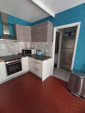 Microwave, oven, stovetop, dishwasher - Charming beach house with private shaded terrace (Leucate)