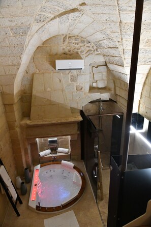 Doccia, vasca idromassaggio, asciugacapelli, bidet