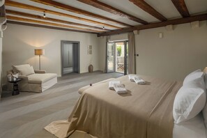 Family Suite | Desk, laptop workspace, iron/ironing board, free WiFi