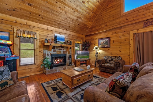 Free Dollywood Tix/HotTub/Dog Friendly/A+ Location