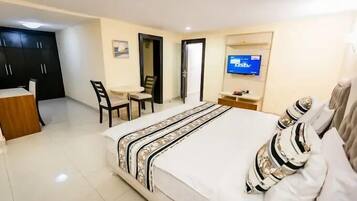 Apartament econòmic, balcó, vistes a la ciutat | Escriptori, espai de treball apte per a portàtils i cortines opaques