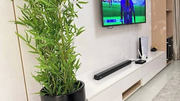 Economy Apartment, Balcony, City View | Living area