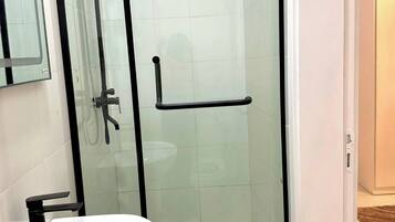 Economy-lejlighed - balkon - byudsigt | Badeværelse | Gratis toiletartikler, hårtørrer, håndklæder, Sæbe