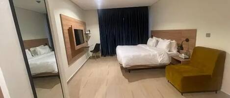 Economy-Apartment, Balkon, Stadtblick | Schreibtisch, laptopgeeigneter Arbeitsplatz, Verdunkelungsvorhänge