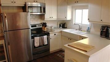 Cottage, 3 Bedrooms | Private kitchen