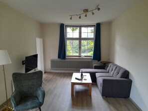 Fernseher, DVD-Player, Tischtennisplatte