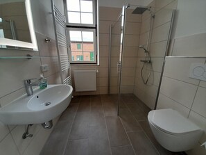 Shower, hair dryer, towels - Apartment 'Hoffarth 2' with Shared Terrace, Garden, and Wi-Fi (Gelting)