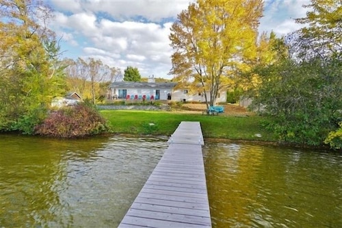 433 Kamaniskeg Lake 3 Bedroom Cottage