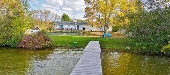 433 Kamaniskeg Lake 3 Bedroom Cottage