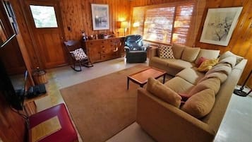 Cottage, 3 Bedrooms | Living area