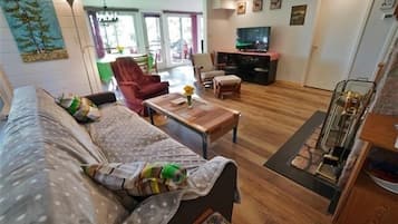 Cottage, 2 Bedrooms | Living area