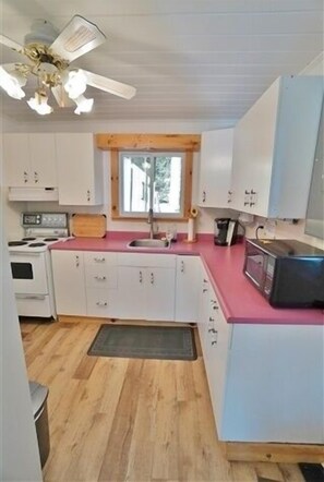 Cottage, 2 Bedrooms | Private kitchen