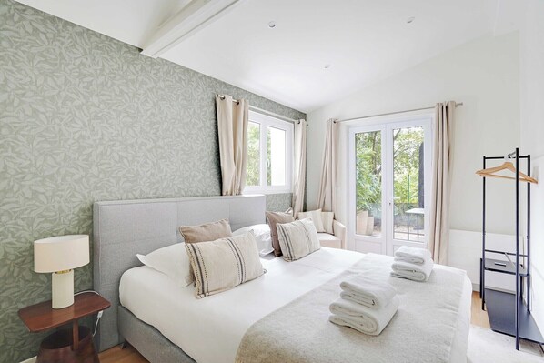 2 habitaciones, escritorio, tabla de planchar con plancha y wifi gratis 