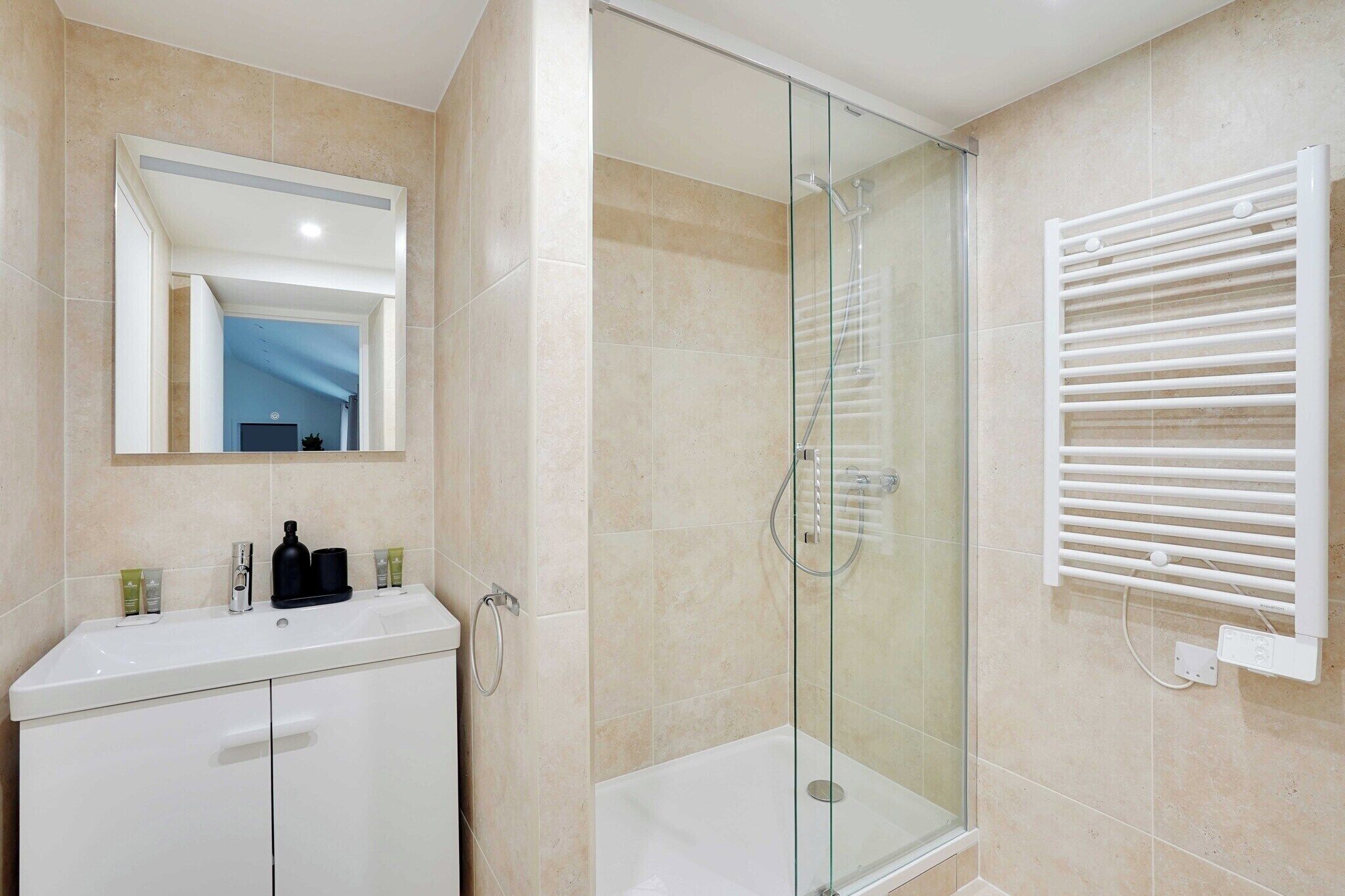 Shower, hair dryer, towels