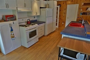 Cottage, 4 Bedrooms | Private kitchen