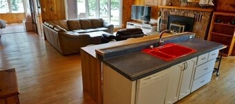 432 Weslemkoon Lake 4 Bedroom Cottage