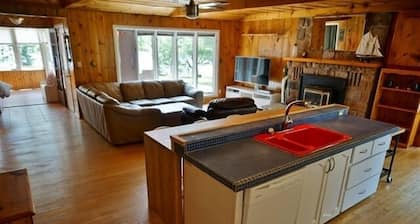 432 Weslemkoon Lake 4 Bedroom Cottage