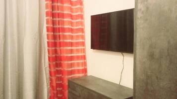 Classic Triple Room | Desk, free WiFi