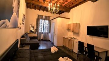 Quadrupla Comfort, vista fiume | Una scrivania, Wi-Fi gratuito