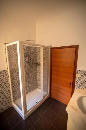 Habitación doble clásica | Baño | Regadera, secadora de cabello, toallas, jabón 