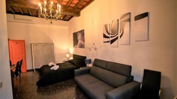 Comfort-Vierbettzimmer, Flussblick | Schreibtisch, kostenloses WLAN