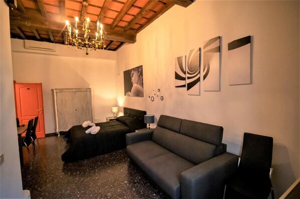 Habitación cuádruple Confort, vista al río | Escritorio y wifi gratis