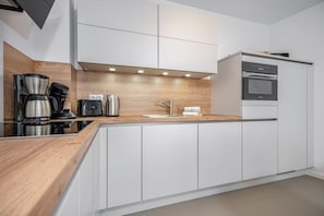 Fridge, oven, stovetop, dishwasher