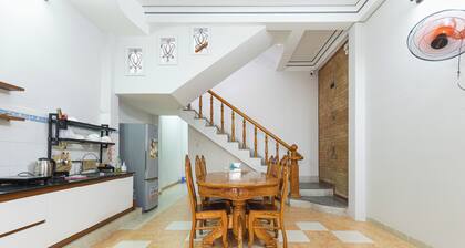 Cozy lodge in charming Nha Trang with AC and private bathroom.