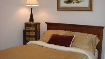 4 bedrooms, iron/ironing board, WiFi, bed sheets