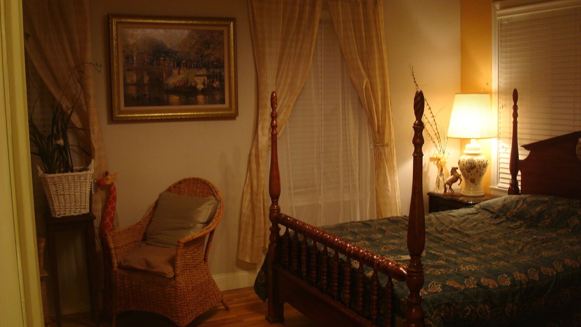 4 bedrooms, iron/ironing board, WiFi, bed sheets