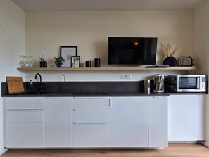 Réfrigérateur, micro-ondes, plaque de cuisson, lave-vaisselle