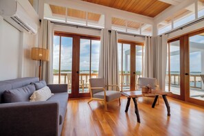 TV - Exquisite Villa Retreat w/ Swimming Pool Near Marine Reserves for Whole Family! (San Pedro)