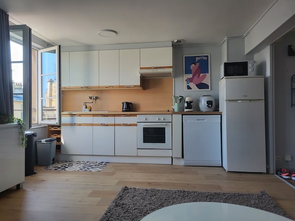 Microondas, horno, placa de cocina y lavavajillas