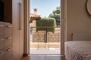 6 Schlafzimmer, Schreibtisch, Bügeleisen/Bügelbrett, Reisekinderbett