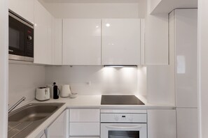 Frigorífico, microondas, horno y placa de cocina