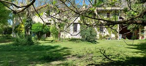 Exterior - Guest Room “La Lagune” with Shared Terrace, Private Garden and Wi-Fi (Saint-André-de-Cubzac)