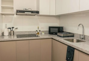 Kühlschrank, Mikrowelle, Ofen, Herdplatte