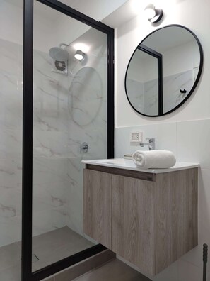 Suihku, hiustenkuivaaja, pyyhkeet