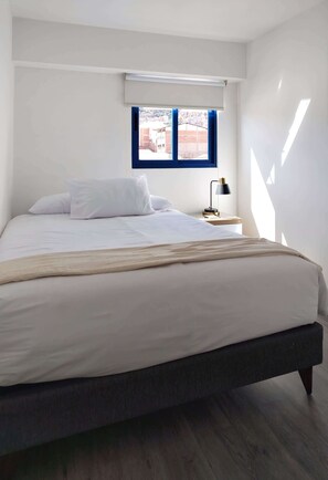 2 bedrooms, desk, iron/ironing board, WiFi