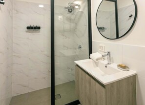 Doccia, asciugacapelli, asciugamani, shampoo