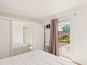 2 bedrooms, iron/ironing board, free WiFi