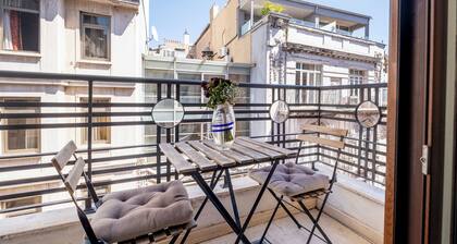 Central 3-bedroom apartment with AC and elevator in Istanbul